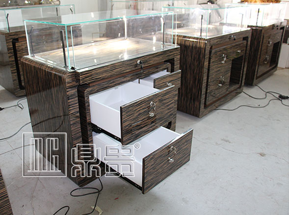 「鼎贵展贵大师」烤漆珠宝展柜之烤漆工艺篇