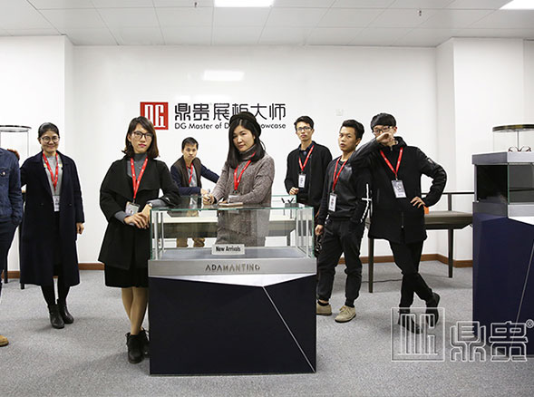 不忘初心的广州珠宝展柜制作厂家——鼎贵展柜