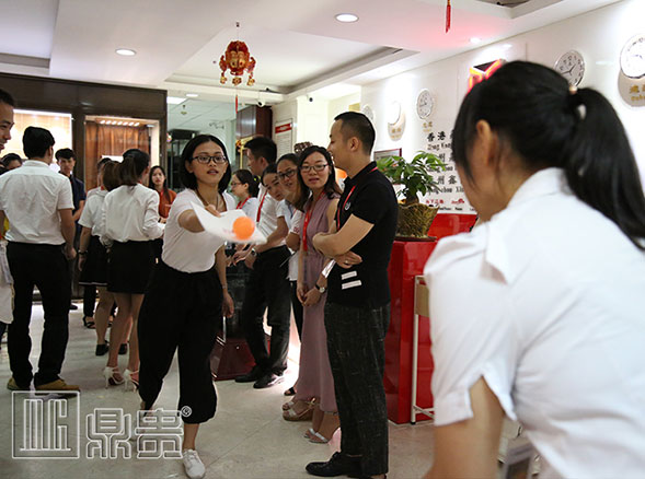 鼎贵展柜厂家激烈早会游戏，让工作充满激情