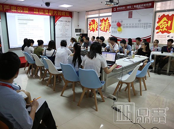 崇尚越总结、越分享、越成功的鼎贵珠宝展柜生产厂家