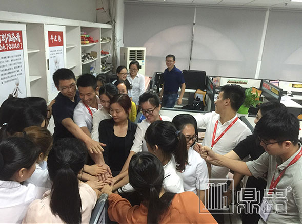 在鼎贵珠宝展柜制作厂工作的每一位，不是员工是家人！