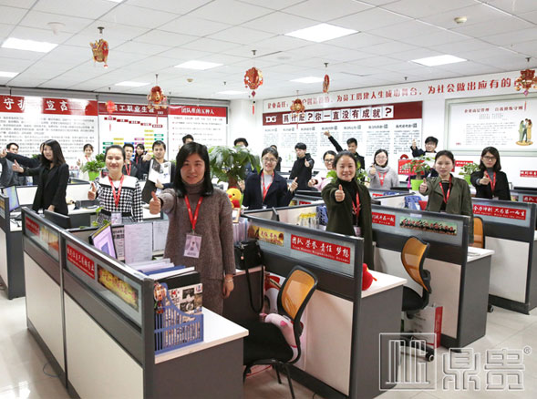东莞哪里有珠宝展柜？鼎贵一家青春洋溢并人才济济的展柜厂家