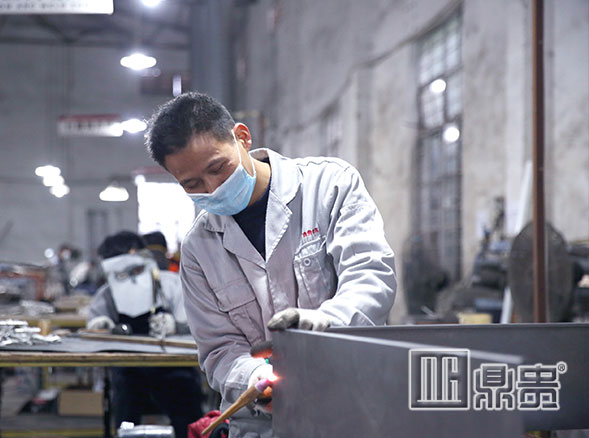 鼎贵大师们时刻保持激情如火的状态创新高端珠宝展柜定制设计