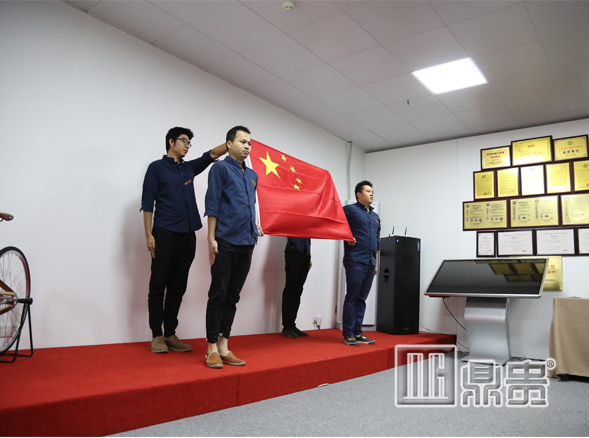 眼疾手快——鼎贵山东珠宝柜台制作公司今日早会上新料