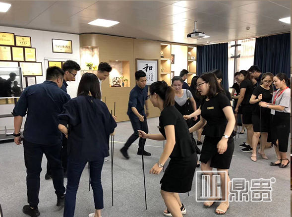小游戏大智慧丨鼎贵珠宝展柜公司激情早会进行ing