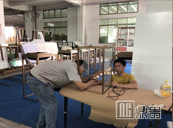 靠钱“砸”品牌？鼎贵展柜大师点滴心血铸品牌！