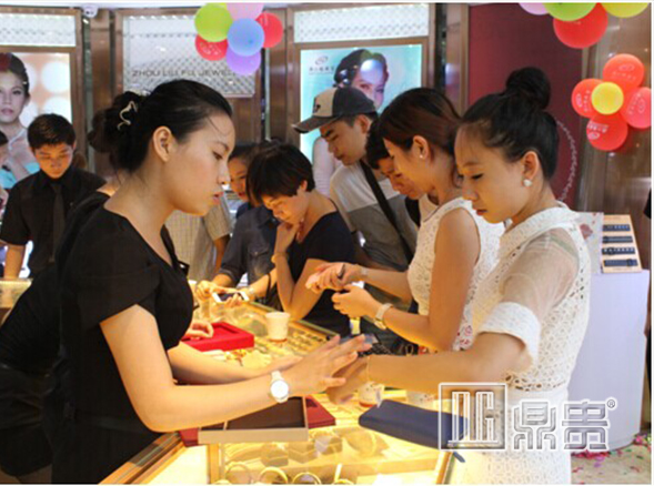 鼎贵展柜大师如何助你店铺“人来人往、络绎不绝”？