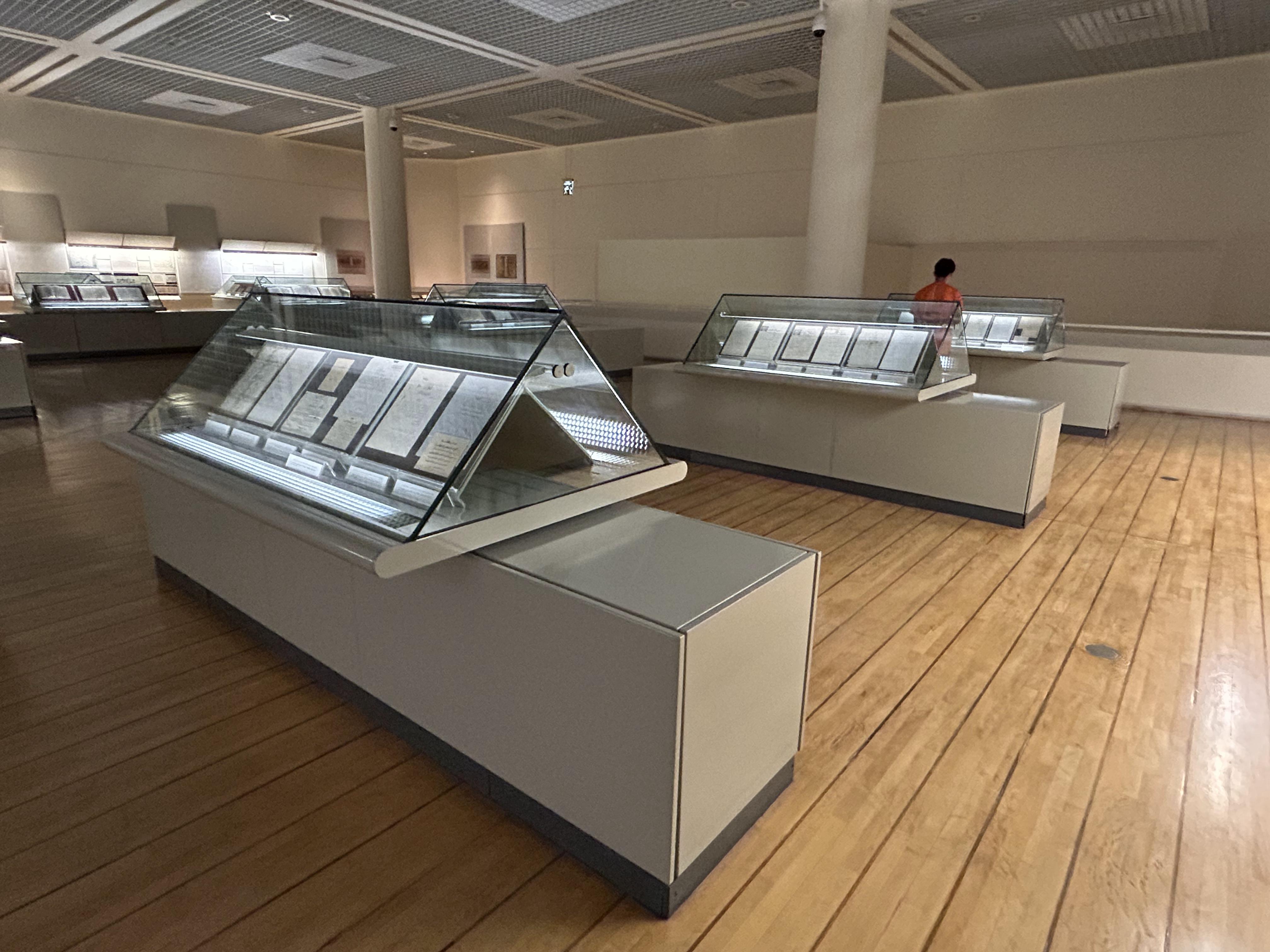 如何控制博物馆展柜光线？
