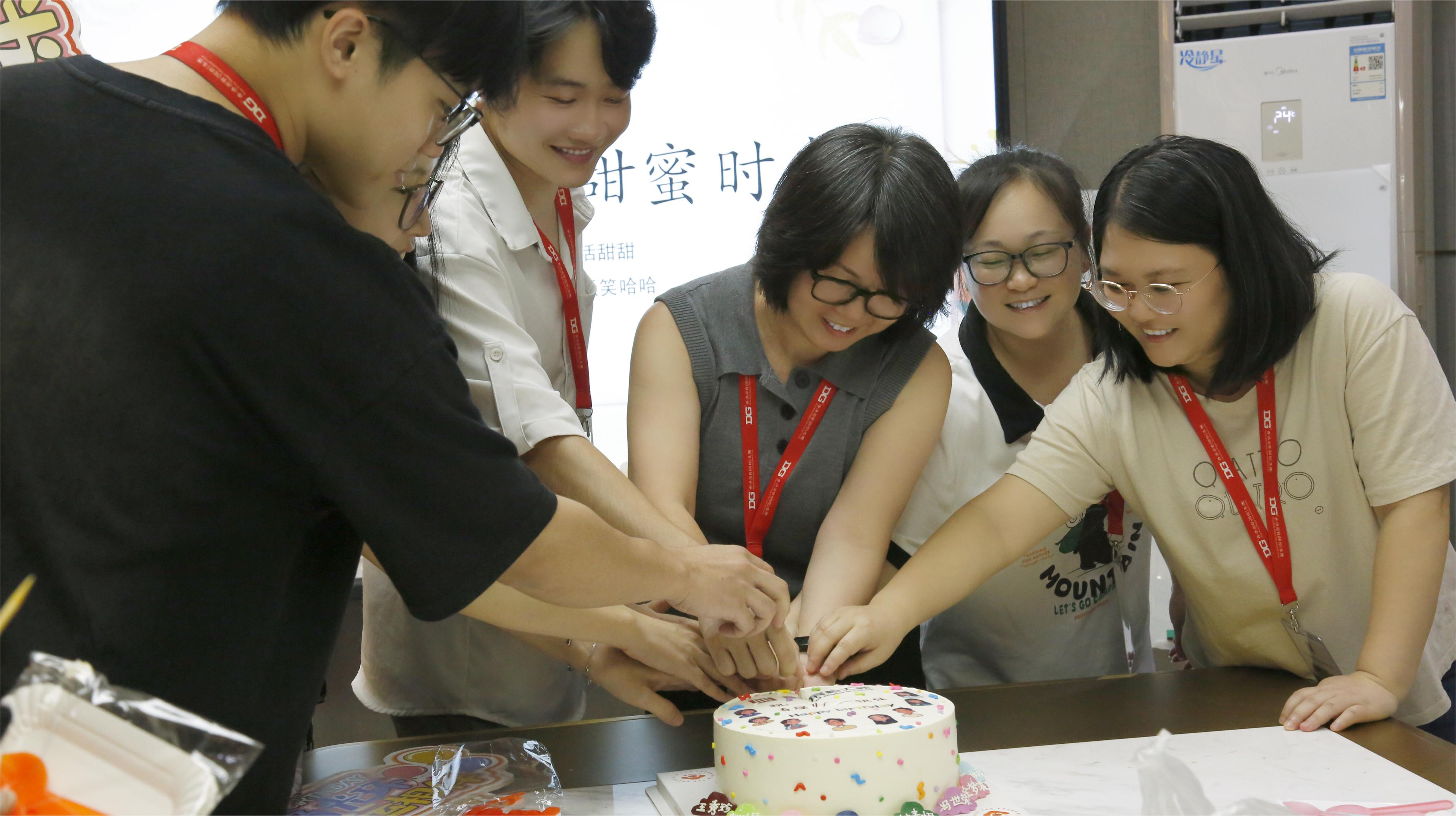 珠宝展柜与生日惊喜：鼎贵展柜大师如何用爱双重呵护？