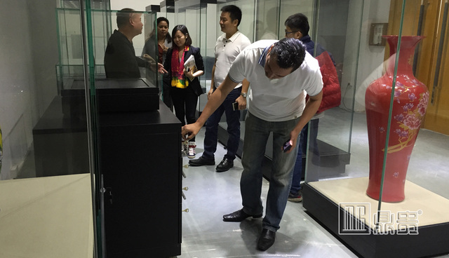 菲律宾国家博物馆展柜